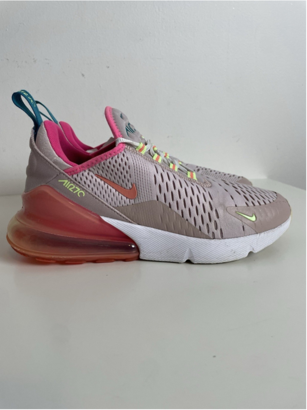 Nike Air Max 270 Women’s Size 7.5 Pink Running Shoes Sneakers